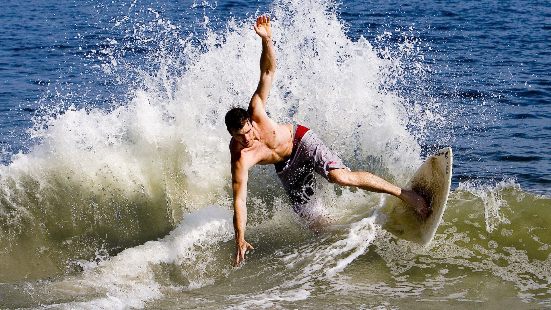 “快艇冲浪：东三叉湖赛场成为水上极限运动的标杆”