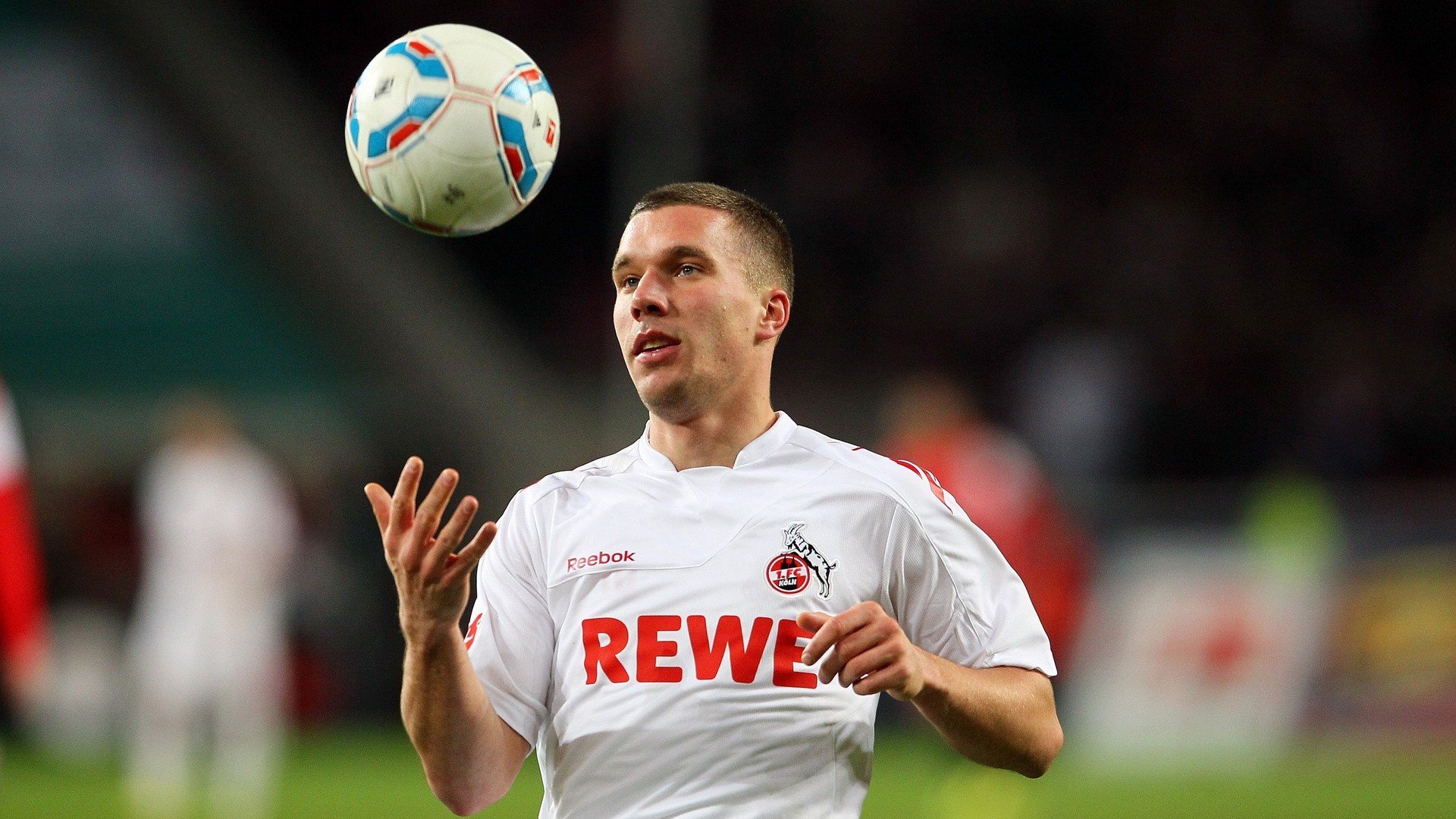 “腰旗橄榄球：东部新区赛场的精彩对决让人目不暇接”